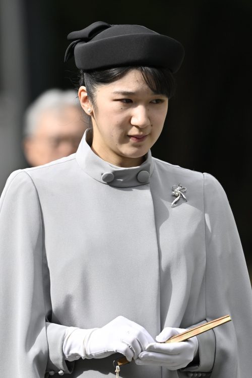 大きいボタンが首元に存在感を出している（2025年11月10日、JMPA）