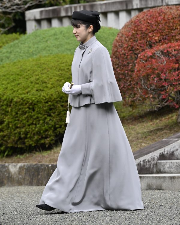 ケープタイプのドレスは、美智子さまがよくお召しになるスタイル（2025年11月10日、JMPA）