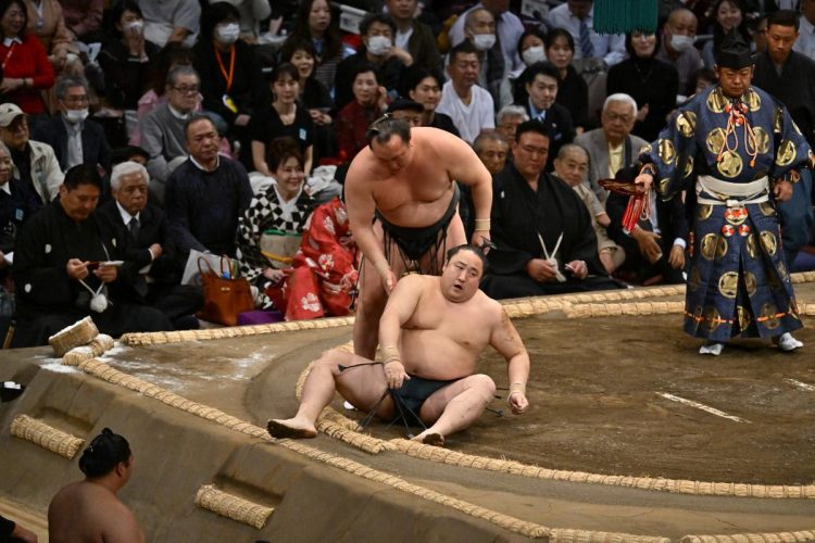 九州場所は控え行司の横で、15日間着物姿で観戦することで知られる「溜席の着物美人」