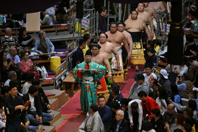 デヴィ夫人の姿は西の花道横のマス席に