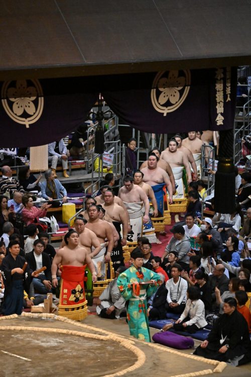 土俵入りの力士たちに拍手を送るデヴィ夫人