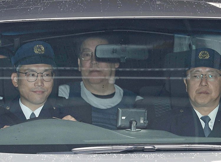 送検のため兵庫県警本部を出る政治団体「ＮＨＫから国民を守る党」党首の立花孝志容疑者（中央）＝11月10日午前、神戸市中央区（時事通信フォト）