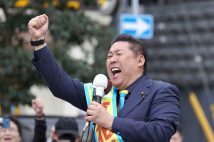 兵庫県知事選挙が告示され、第一声を上げる政治団体「NHKから国民を守る党」党首の立花孝志氏。2024年10月31日（時事通信フォト）