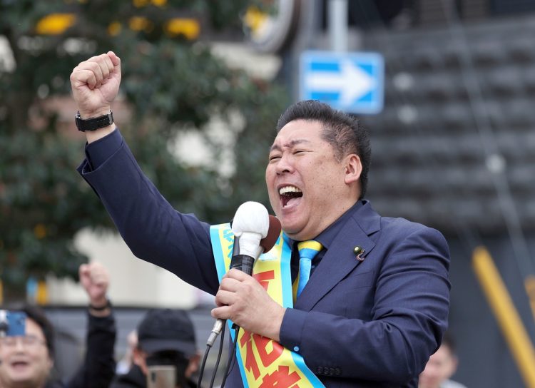 兵庫県知事選挙が告示され、第一声を上げる政治団体「NHKから国民を守る党」党首の立花孝志氏。2024年10月31日（時事通信フォト）