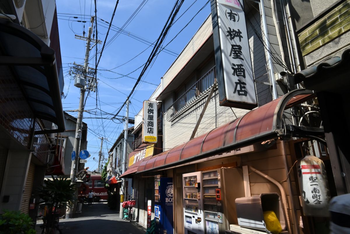 住宅地の中で、働き者たちの胃袋を今日も癒す