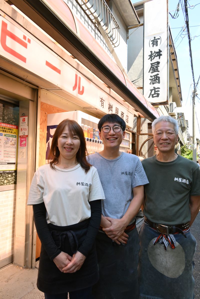 店主の上田定さん(右)と妻の加代さん(左)、甥っ子の大竹潤さんが店を明るく切り盛りする