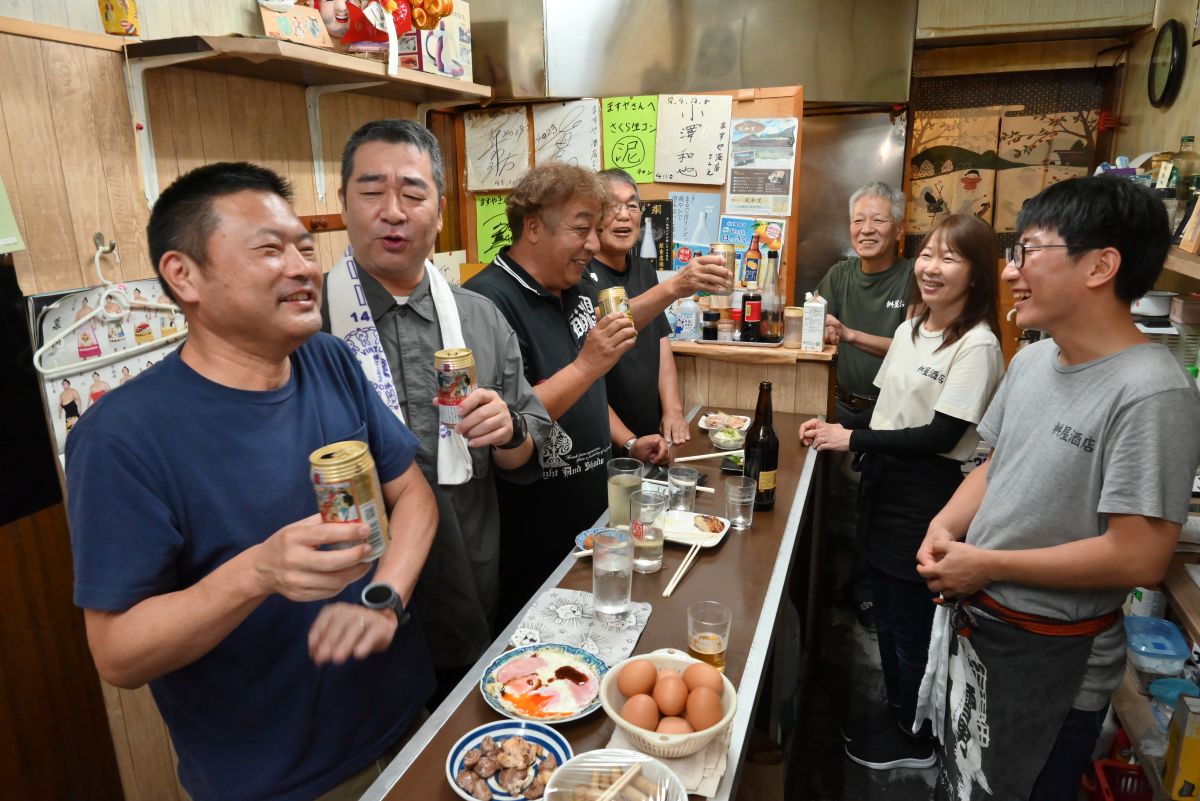 カウンターで仕事明けの一杯を楽しむ