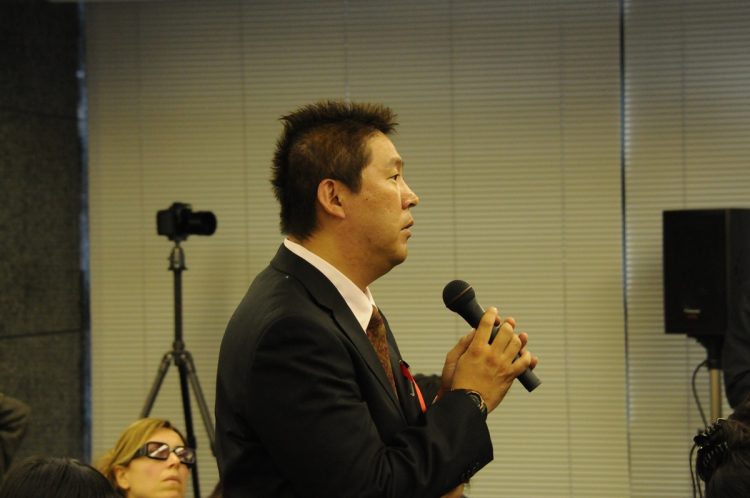 自由報道協会が主催する記者会見で、取材者としてマイクを握って質問する立花氏（2011年7月撮影：小川裕夫）