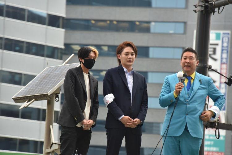 ガーシーを擁立した2022年の参院選で街頭演説する立花氏(右)。青汁王子の愛称で人気の実業家・三崎優太氏(中央)とヒカル氏(左)が応援演説に駆けつけた(2022年7月写真撮影:小川裕夫)