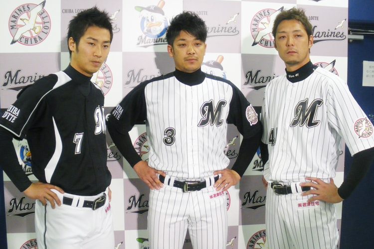 2010年ロッテの新ユニフォーム発表にて（時事通信フォト）