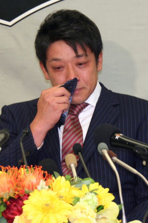 2016年の引退会見（時事通信フォト）