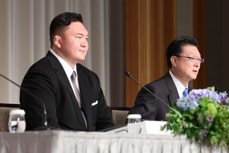 退職後の会見では、部屋の師匠であり、「宮城野」を襲名することになった元横綱・旭富士も同席したが…（写真・時事通信フォト）