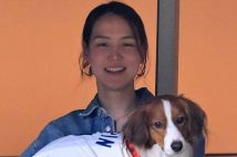 デコピンを抱えて試合を観戦する真美子さん（時事通信フォト）