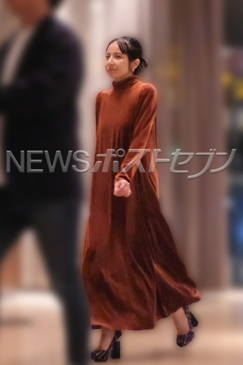 足元は独特なシルエットの厚底ヒール