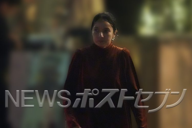 移動中には『べらぼう』オリジナルグッズを大事に抱えていたという