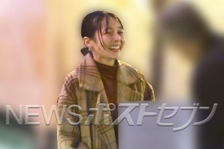 店のスタッフと笑顔で歓談する姿も