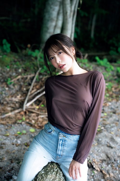 『鈴木聖1st写真集Sanctus』は小学館より11月28日発売。発売を記念したオンラインサイン会が11月30日（日）17時より開催