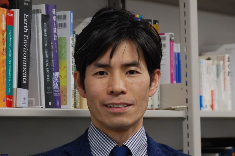 「クマ遭遇AI予測マップ」を開発した上智大学大学院の深澤佑介・准教授（応用データサイエンス学位プログラム）／本人提供