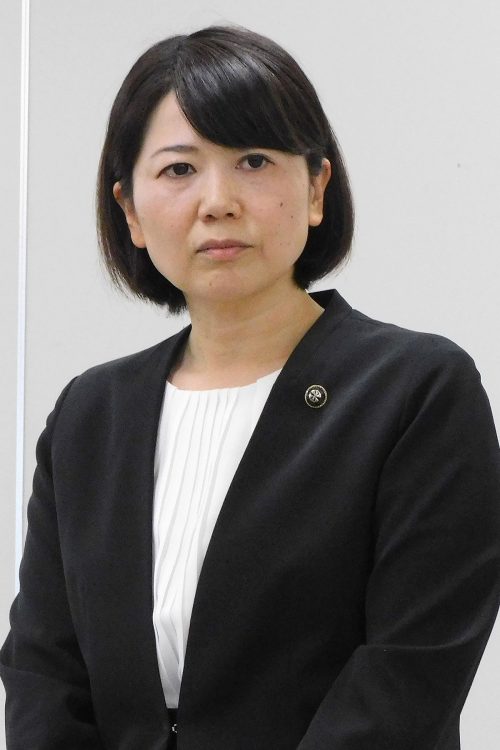 10月に記者会見に臨んだ小川市長（時事通信フォト）