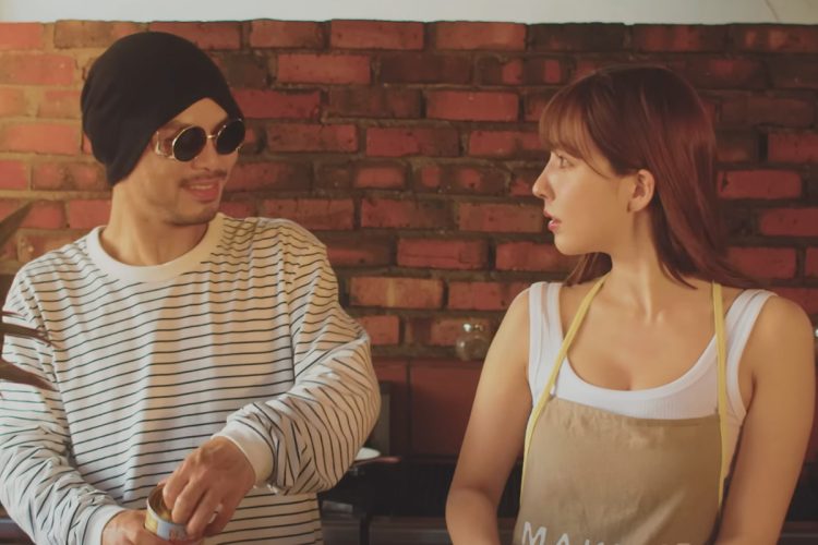 MVではセクシー女優の三上悠亜との共演も（YouTubeより）