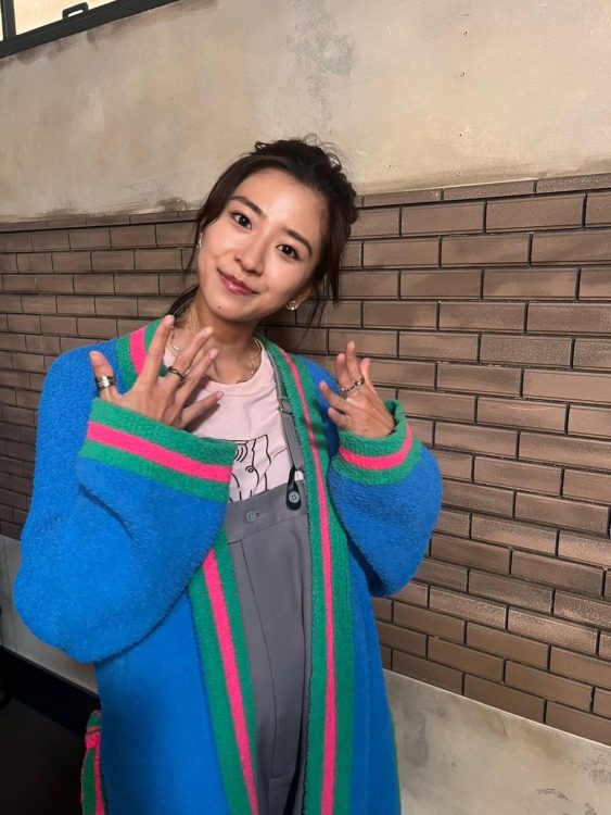 一人だけスーツではなく、さまざまな服を着こなす（番組公式インスタグラムより）