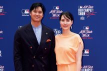 オールスターゲーム前のレッドカーペットに大谷翔平とともに登場。夫・翔平の横で際立つ特注ドレス（2025年7月15日）。写真＝AP／アフロ