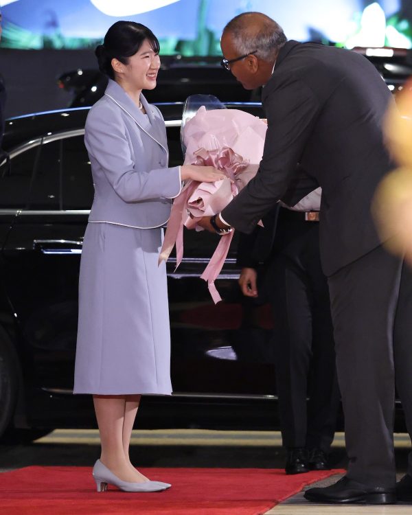 出迎えを受けられる愛子さま（2025年11月17日、撮影／横田紋子）