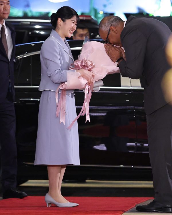 宿泊先のホテルに到着された愛子さま（2025年11月17日、撮影／横田紋子）