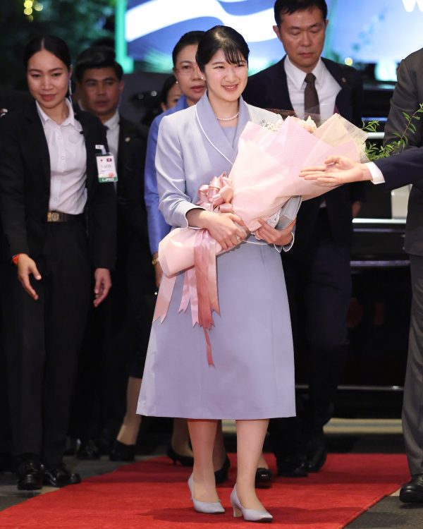 ペールブルーのセットアップを選ばれた（2025年11月17日、撮影／横田紋子）