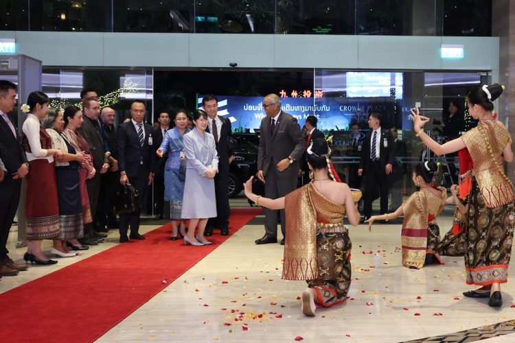 伝統舞踊をご覧になった（2025年11月17日、撮影／横田紋子）