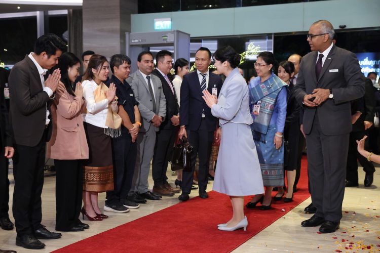 手を合わせてあいさつされる愛子さま（2025年11月17日、撮影／横田紋子）