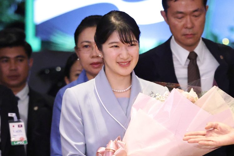 ラオスに到着された天皇皇后両陛下の長女・愛子さま（2025年11月17日、撮影／横田紋子）