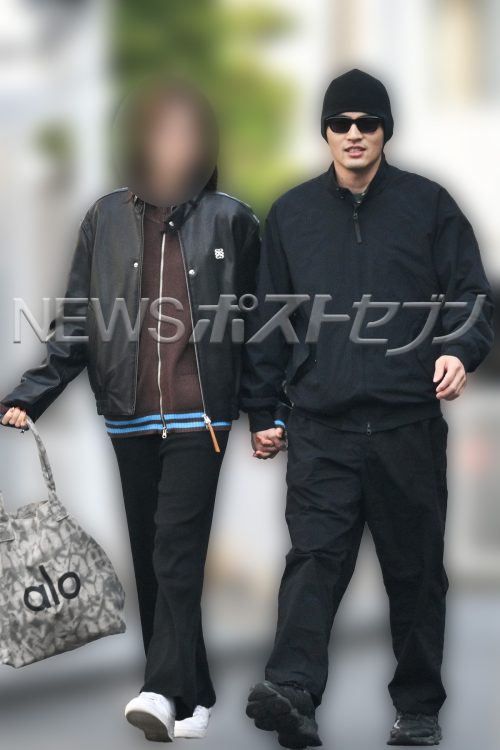 手を繋いで歩く2人