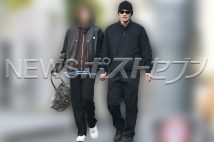 俳優の水上恒司が年上女性と真剣交際していることがわかった