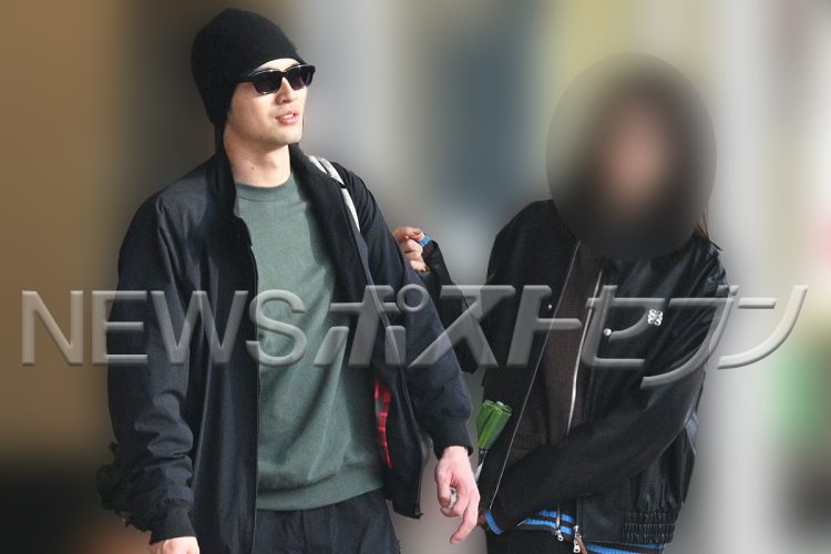 庶民派スーパーでの買い物を終えた2人