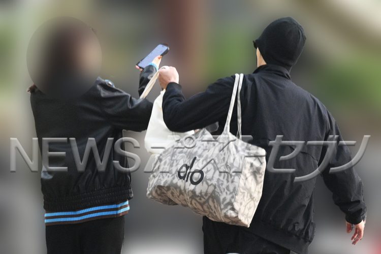 水上が彼女の荷物を軽々と受け取る