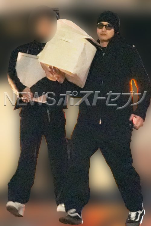 片手で荷物を持つ水上