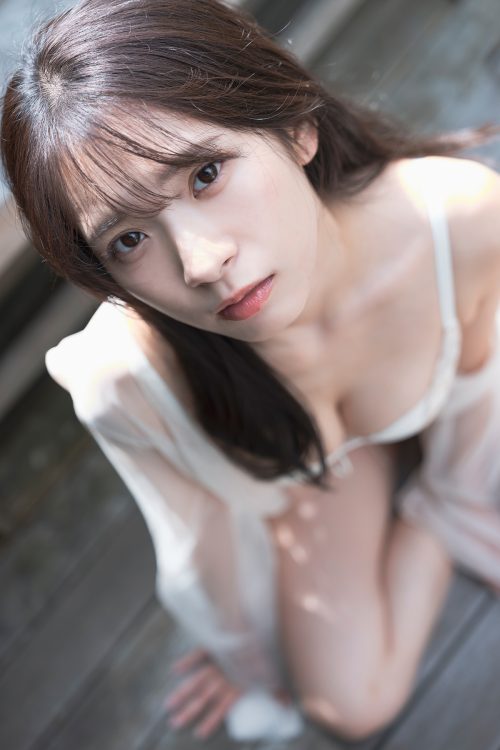 「コスプレと違って、グラビアでは素の自分の温度がそのまま出ます。そばにいるように感じてもらいたいので、撮影時は柔らかい空気を作るようにしています。つい触れたくなるような雰囲気のグラビアが理想です！」