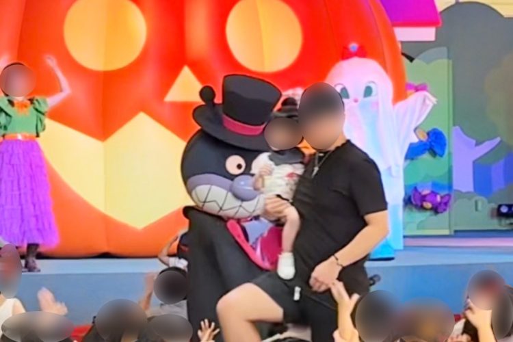 黒いシャツの男性がばいきんまんの前を横切る（目撃者提供）