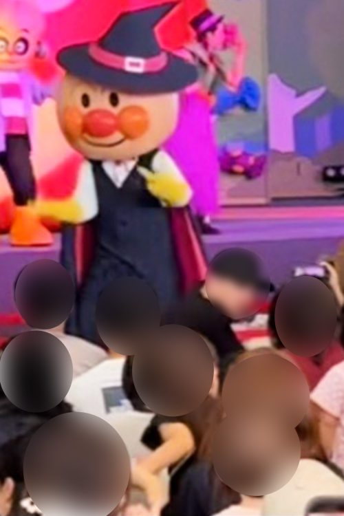 何度も後ろを振り返る黒い帽子の男性（目撃者提供）