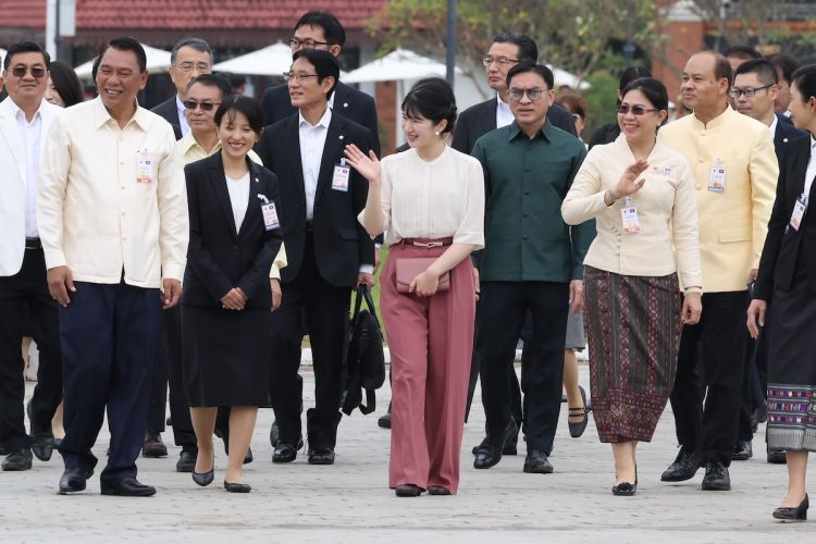 首都・ビエンチャンの中心部にある凱旋門を視察された（2025年11月18日、撮影／横田紋子）