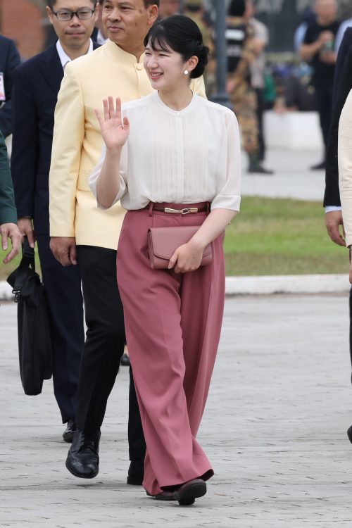 くすみがかった赤ピンクのパンツを選ばれた（2025年11月18日、撮影／横田紋子）