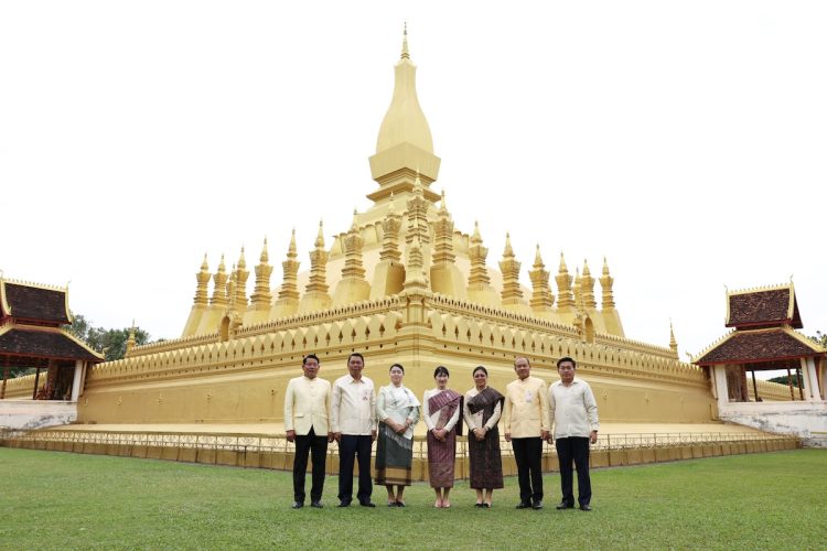 金色の仏塔「タートルアン大塔」を訪問された（2025年11月18日、撮影／横田紋子）