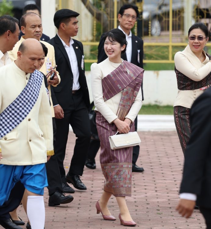 パープルの民族衣装をお召しになった（2025年11月18日、撮影／横田紋子）