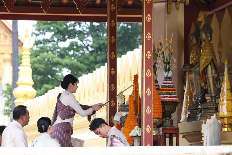 黄金の仏塔「タートルアン」を参拝された（2025年11月18日、撮影／横田紋子）