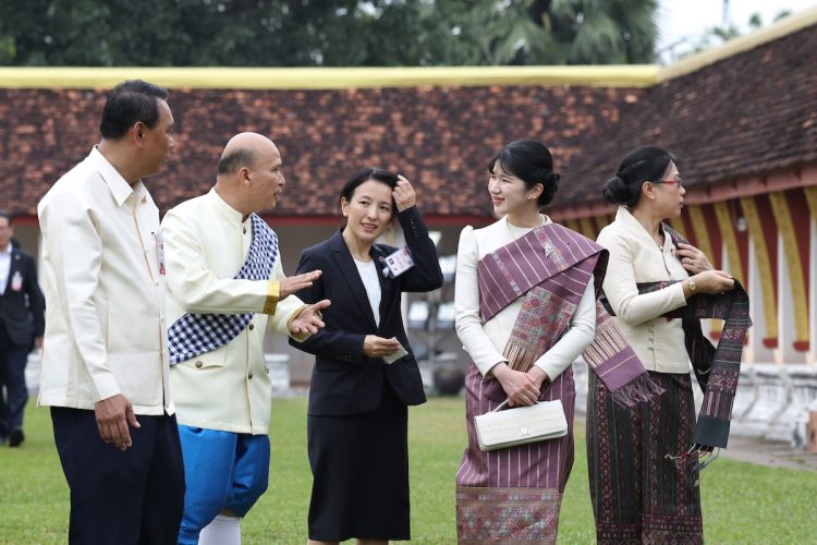 パールのアクセサリーが華やかさをプラス（2025年11月18日、撮影／横田紋子）