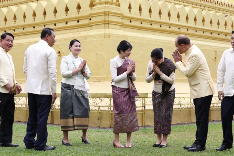 手を合わせられる愛子さま（2025年11月18日、撮影／横田紋子）