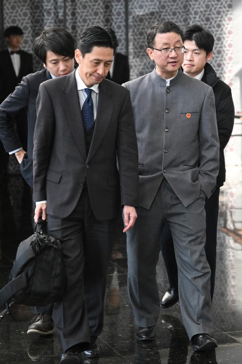 両手ポケットに手を入れて歩く劉勁松・中国外務省アジア局長（AFP＝時事）