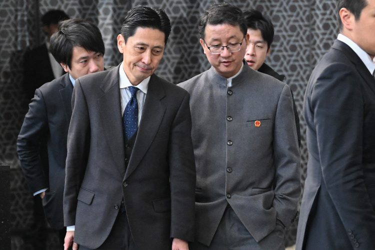 両手ポケットに手を入れて歩く劉勁松・中国外務省アジア局長（AFP＝時事）