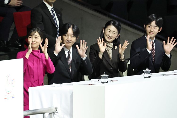 東京・渋谷区の東京体育館を訪れ、「第25回夏季東京デフリンピック」の開会式にご臨席された秋篠宮家ご一家(時事通信フォト)